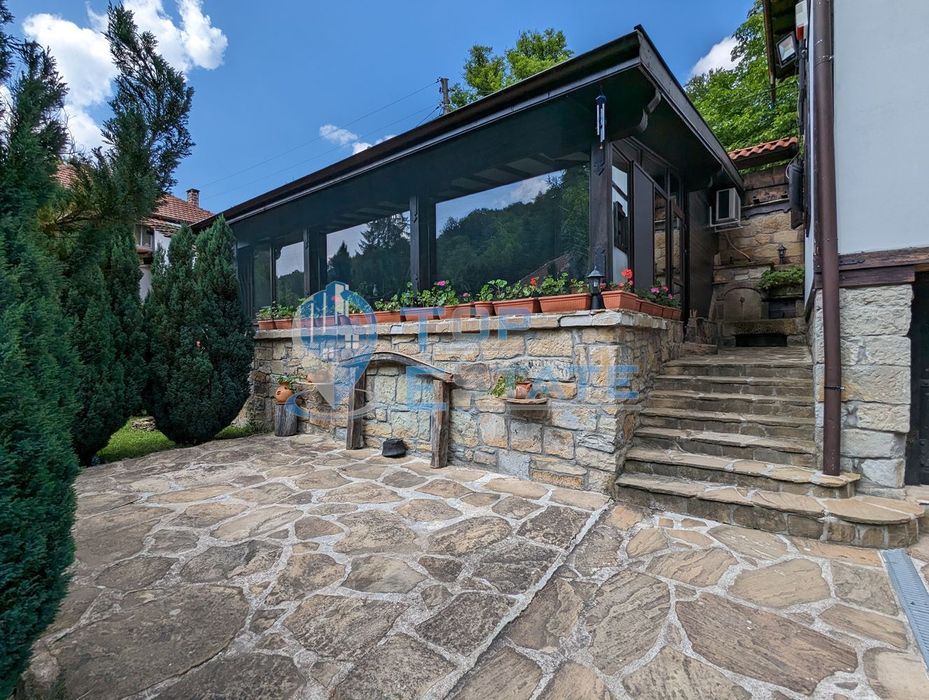 Две реновирани във възрожденски стил къщи в Тревненския балкан