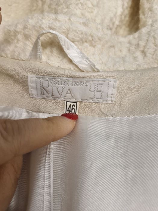 Бяло яке между М и Л размер