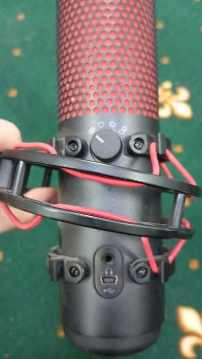Микрофон HyperX.