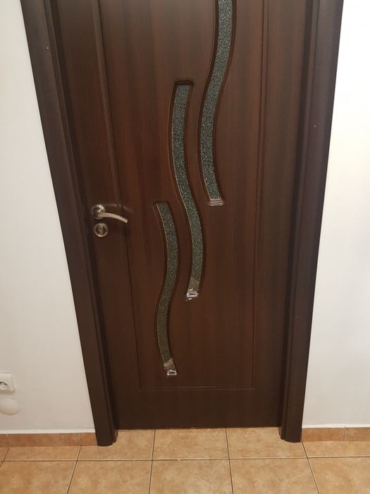 Vând uși de interior