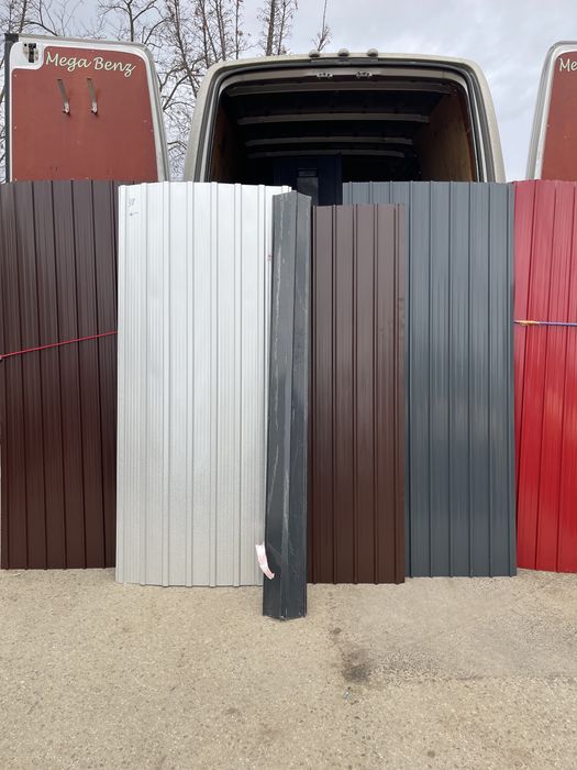 Tablă cutată metalică, rezistentă și durabilă.