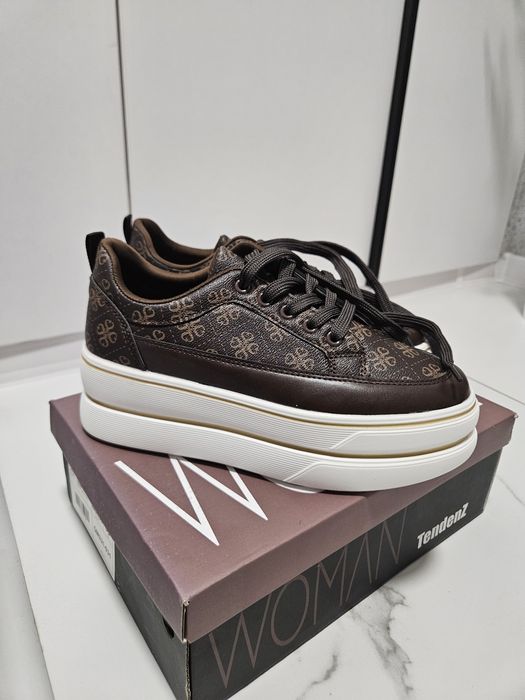 Кожени обувки с връзки