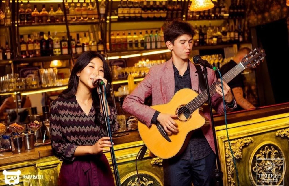 Музыканты/дуэт(гитарист и вокалистка)