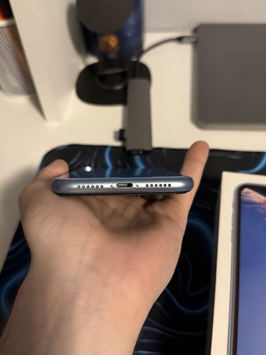 iPhone XR Blue 64GB пълен комплект подарък три калъфа