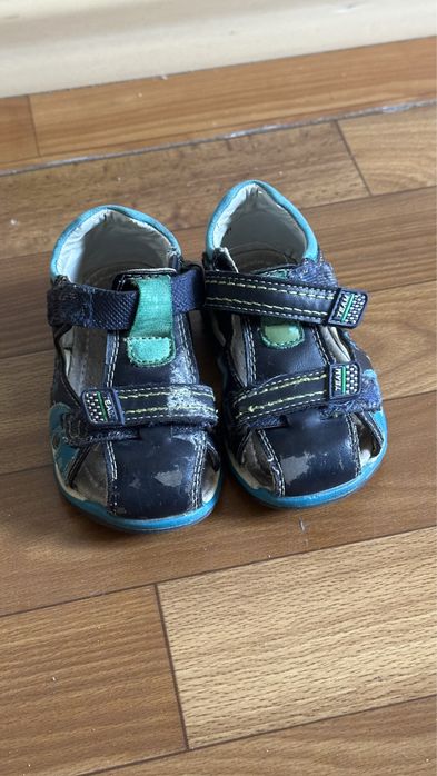 Продается детская обувь сандали, ботинки 500 тг
