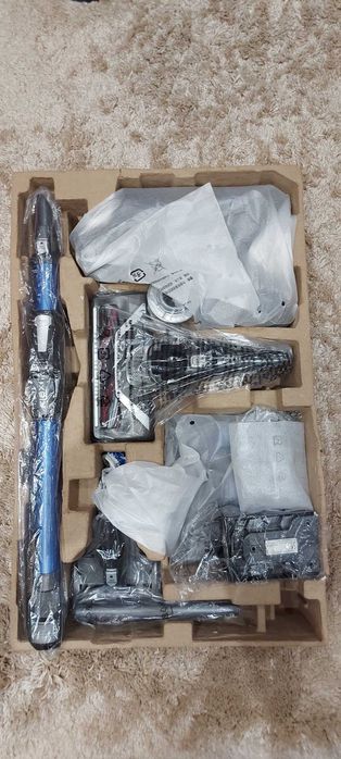 Продавам Вертикална прахосмукачка RowentaX-Force Flex8.60 AquaRH9690WO