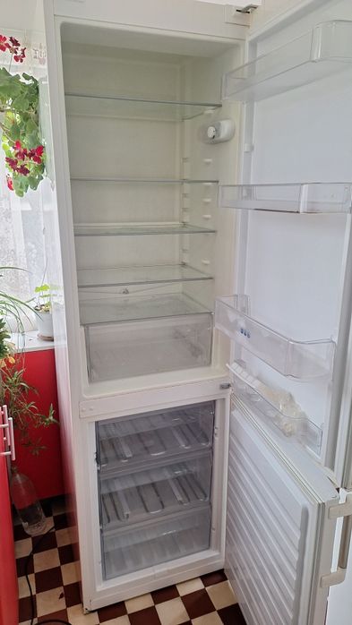 Frigider pt piese de  schimb marca Whirpool are 2m înălțime 60x60