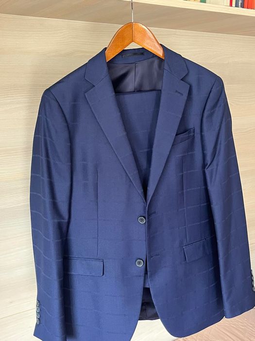 ANDREWS - Тъмносин костюм на райета.