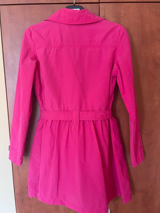 Детски шлифер в модерния за пролет 2024 г. цвят фуксия