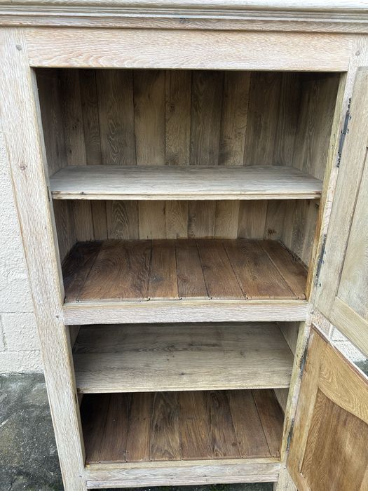 Голям шкаф от масивен дъб изцяло от дърво