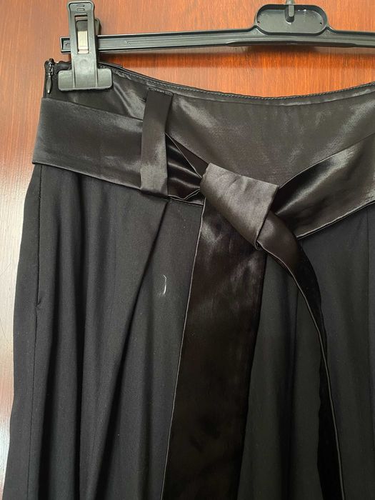 Черна пола, носена