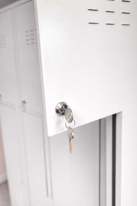 Vand Dulap vestiar metalic 6 compartimente, stare impecabila, cu chei