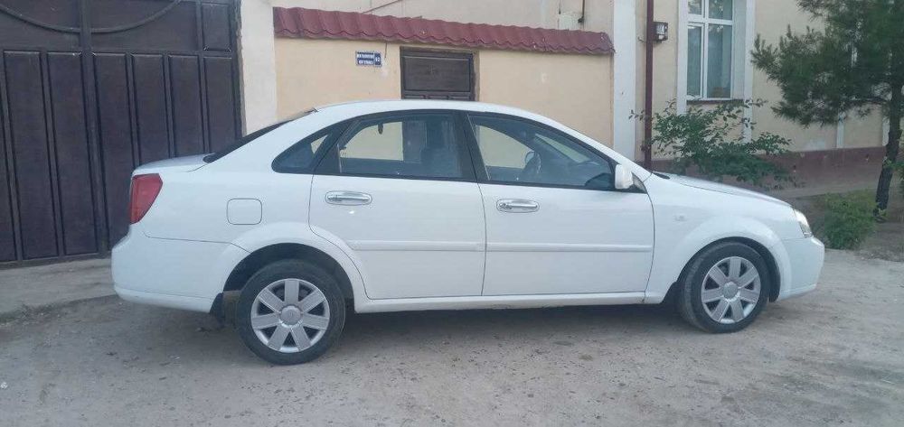 Lacetti 1.8 sotiladi, ishlab chiqarilgan yili 2011.