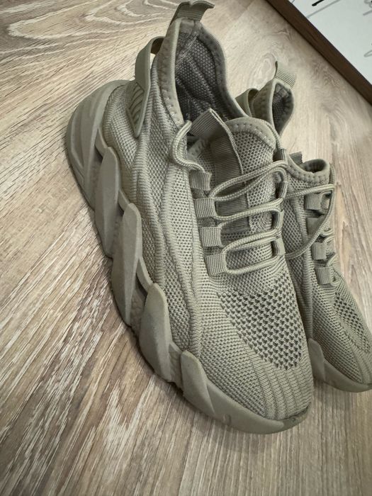 Продам кроссовки детские