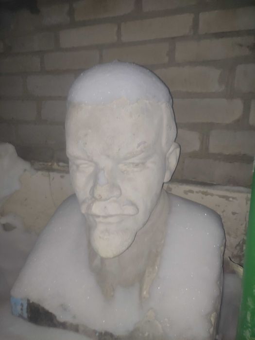Бюст В.И.Ленина.