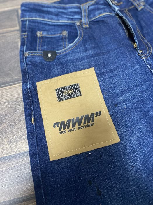 Стилни дънки в тъмносин цвят – модерна визия