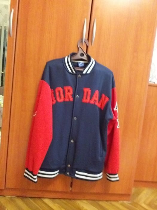 Продаётся мужской бомбер,размер 46-48.