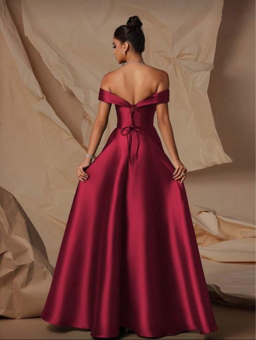 Червена бална рокля, чисто нова