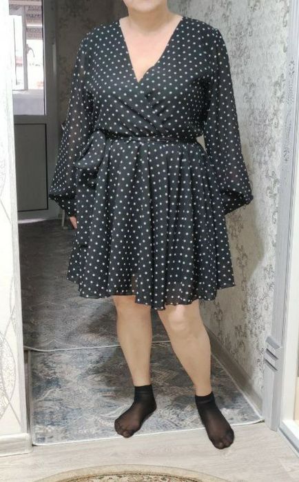 Платье в белый горошек