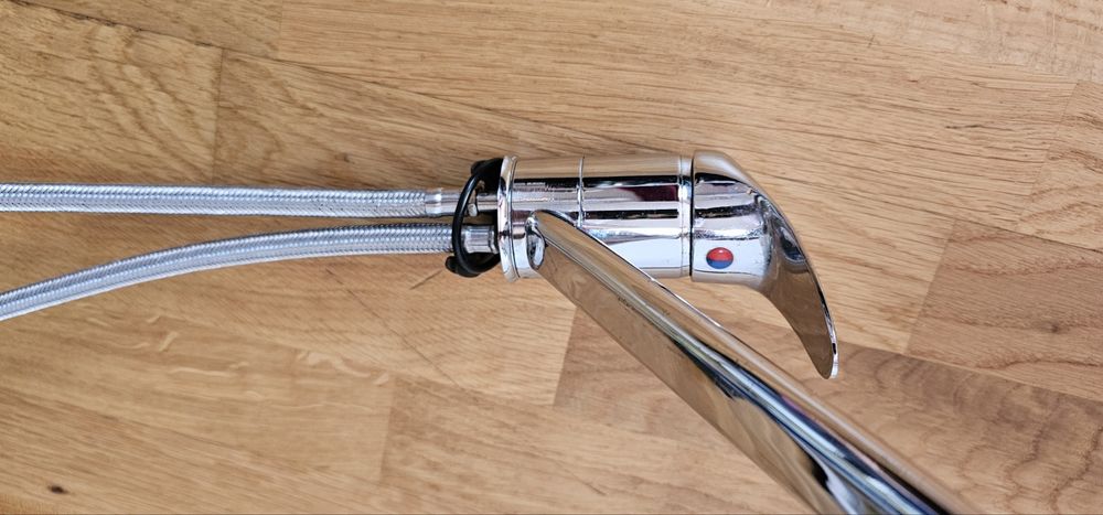 Смесител за мивка с гъвкави връзки, ползван