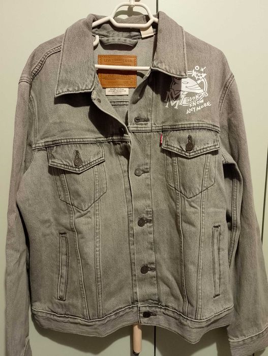 Дънково яке Levi's с татусите на Мишел Мороне