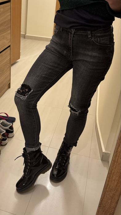 Черни дънки с камъчета и дантела