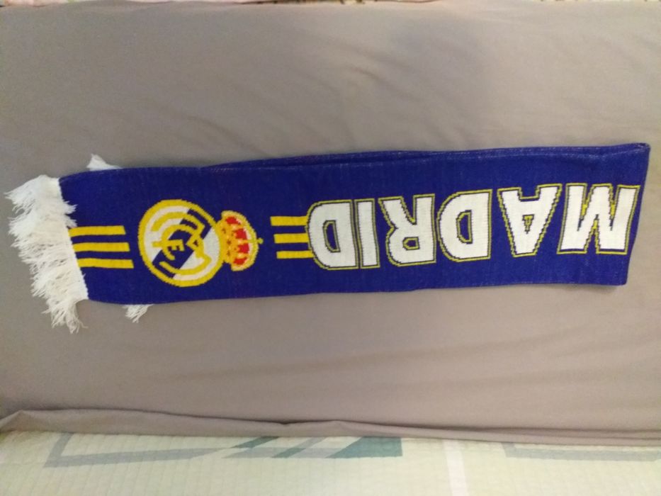 Продаётся шарф.Абсолютно новый.