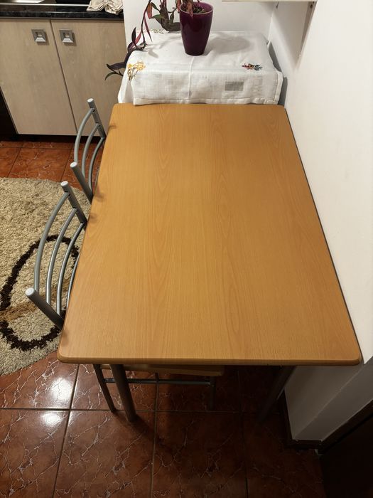 Masa cu 4 scaune de bucatarie