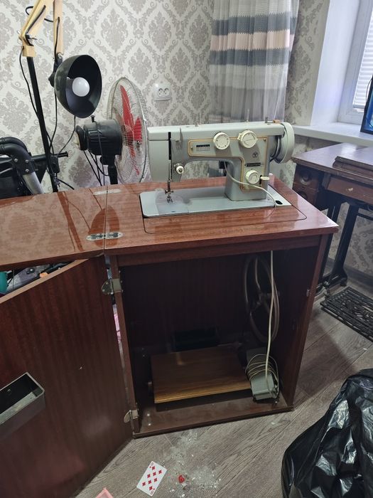 Продаются две швейные машинки с моторчиками