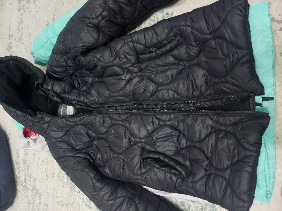 Продам куртки на девочку.