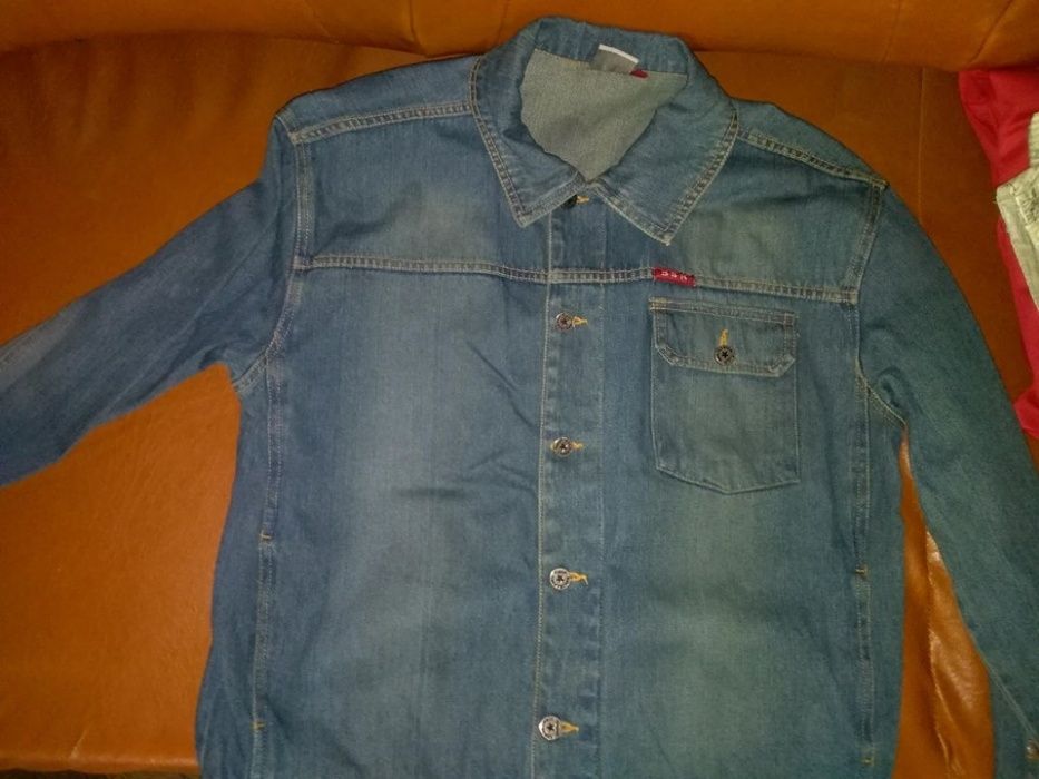 Vand geaca de blugi BERSHKA,de calitate ca noua pret 85 lei.