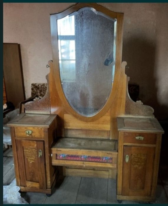 Oglinda de cristal cu cheite laterale lemn cires cu mobilier ,