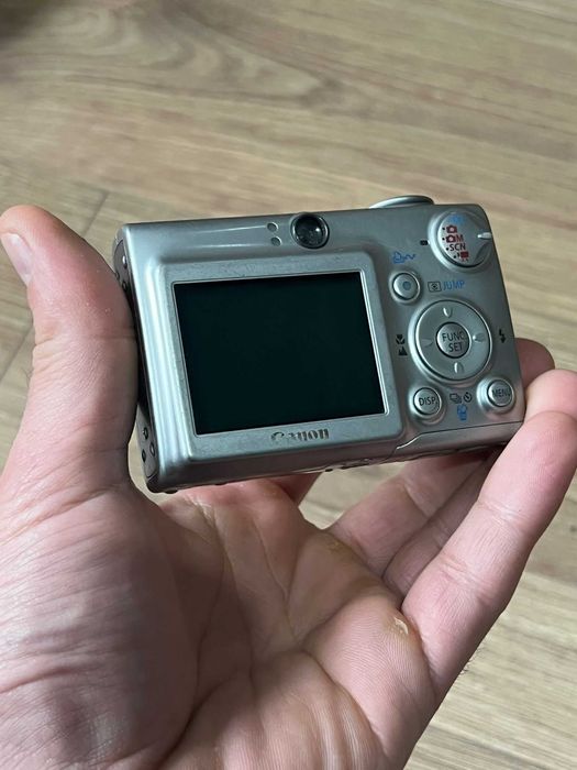 Aparat foto digital camera Canon IXUS 700 printeaza data si ora pe poza,statii itp, poze retro, pachet complet, baterie, card incarcator