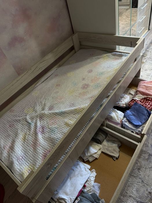 Детские  кровати и стол