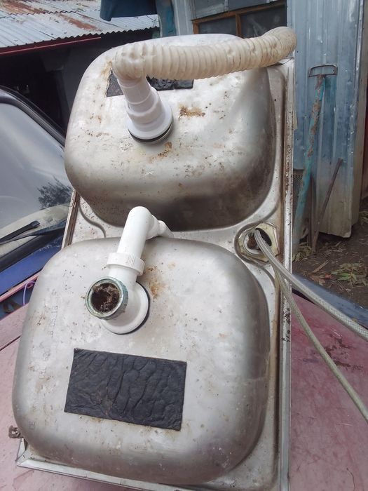 Vand 3 chiuvete una cu masca