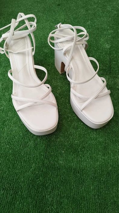 Сандали ZARA Нови с малка забележка