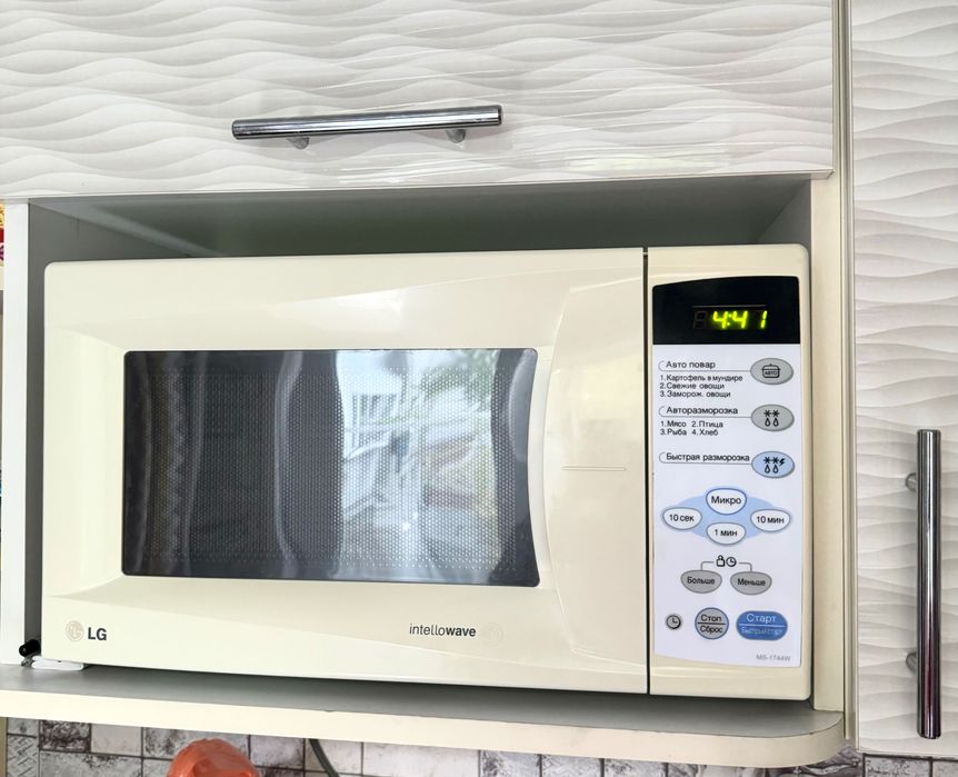 Продам микроволновую печь LG