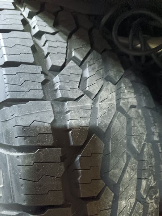 Продам комплект новых шин без дисков Bridgestone 265/65R17