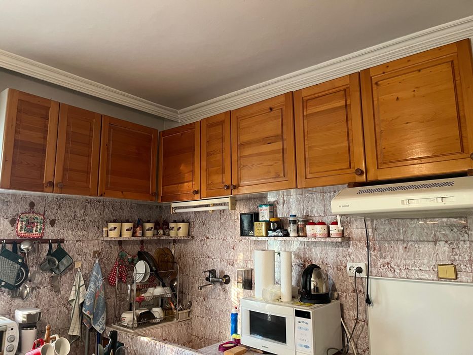 Продавам спешно кухненски буфет, маса с 4 стола, окачени шкафове, 3 бар стола скрин, всичко от истинско дърво