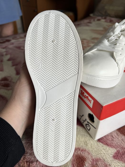 Кроссовки на весну р36