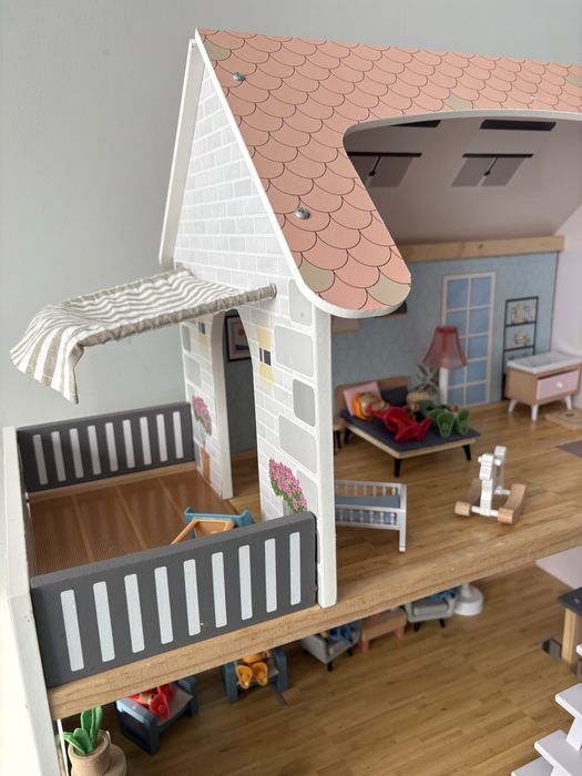 Дървена къща за кукли