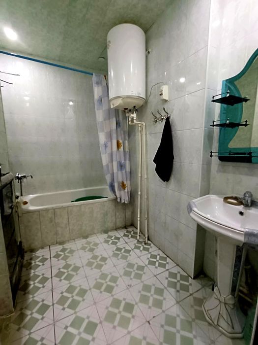 Продаётся квартира, 4-х комнатная, 2-этаж. Саттепо 42-дом