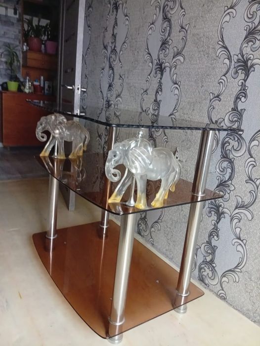 Продам стеклянный стол