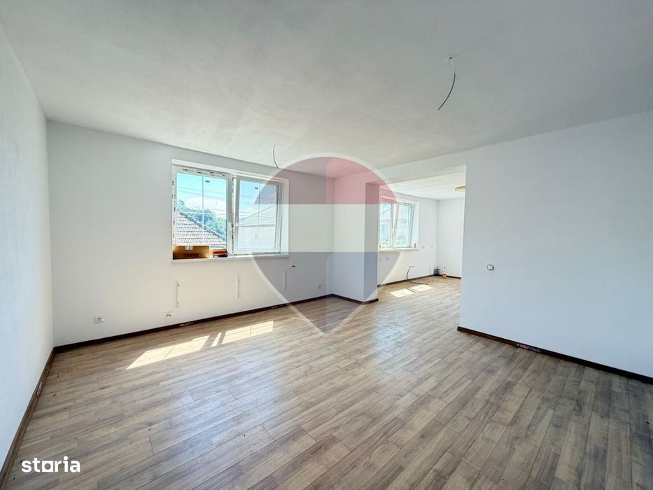 Casă spațioasă, complet renovată la interior, 4 camere, 2 băi
