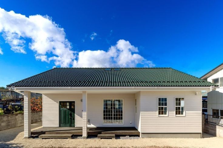 Case modulare pe structură metalică învelite cu panouri sandwich