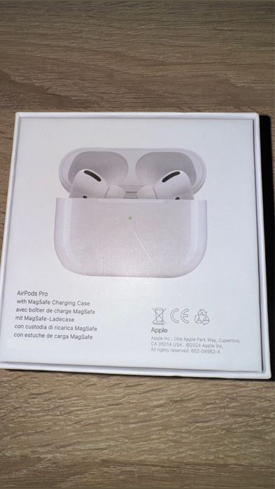 AirPods Pro  (MagSafe Charging Case)