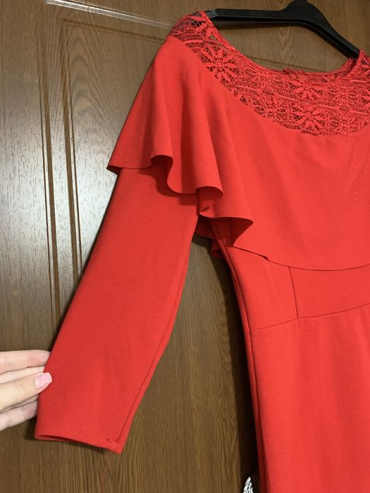 Vand rochita cu volanse in partea de sus