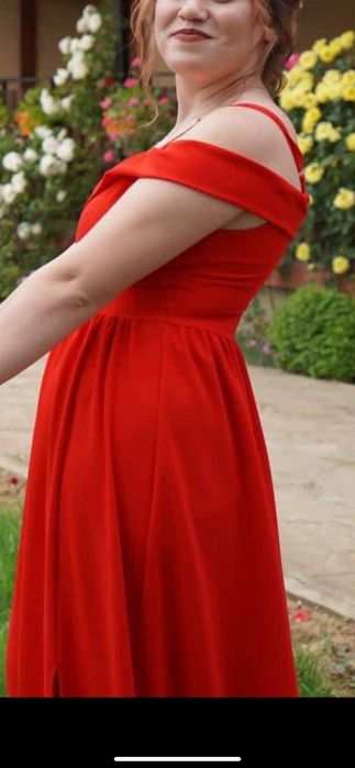 Червена Рокля с цепка