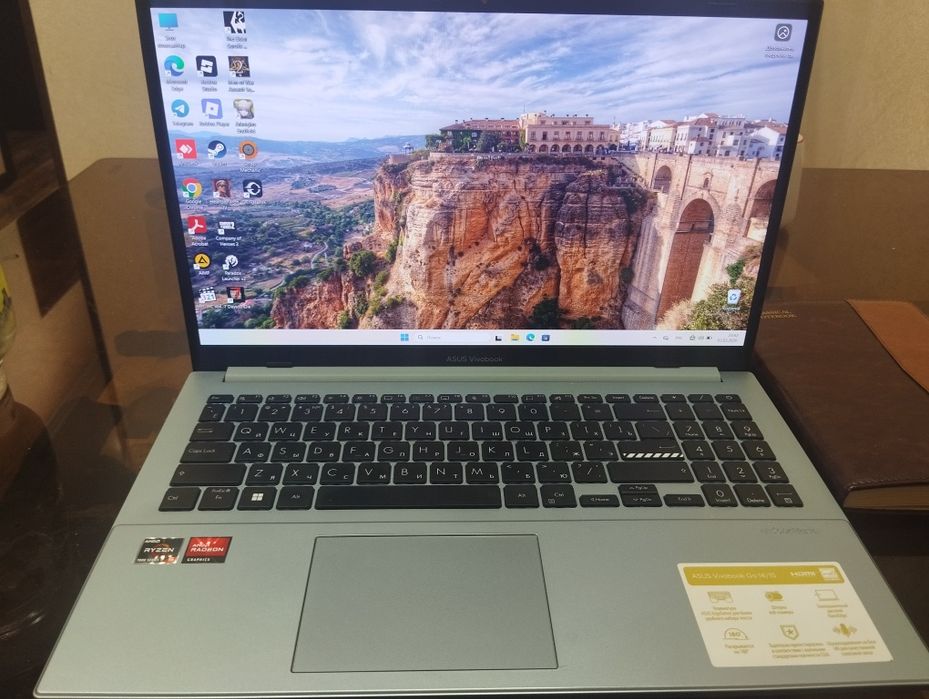 Продаю новый ноутбук свой несколько раз смотрела только кино