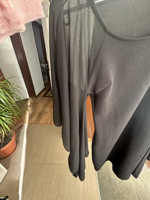 Къса черна рокля по тялото с ефектни ръкави